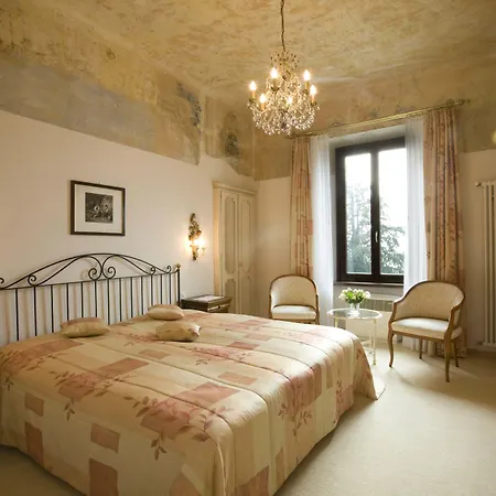 Hotel Castello Seeschloss, Lake & Pool Castle מלון